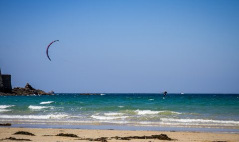 Kitesurfen auf dem Meer in Saint-Malo city, Brittany, Frankreich