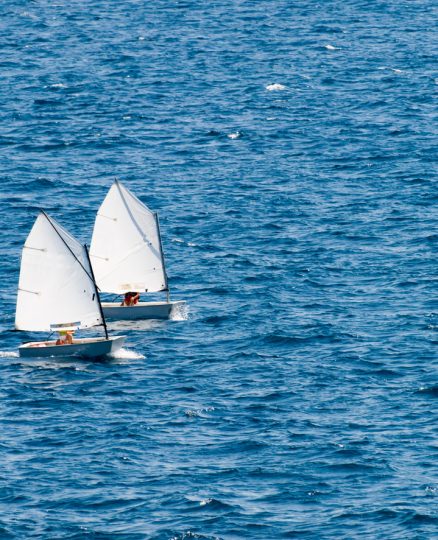 Sailboat Kleines Rennsegelboot der Klasse "Optimist". Training und Praxis.